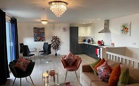 Central 2 Bed Newly Built Duplex Penthouse With Free Gated, On-Site Parking, Lift Access, Self Check-In, Super Fast Wifi, Two Cathedral View Terraces & Sleeps 6